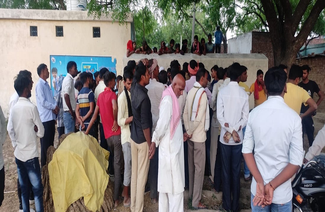 Road accident in varanasi young man died in collision between a scooty and a bike,