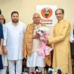 उद्धव ठाकरे ने पुष्प गुच्छ देकर सीएम नीतीश का स्वागत किया।