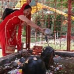 कश्मीरी पंडित समुदाय की महिला पूजा करती हुई