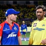 टॉस के दौरान डेविड वॉर्नर और महेंद्र सिंह धोनी