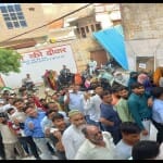 फतेहगंज पश्चिमी में मतदाताओं की कतार