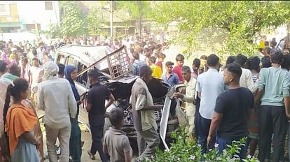 UP Big  road accident in Etah early in morning  Scorpio car rammed into a scrap shop four died