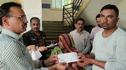 Khargone Accident: Checks for financial assistance handed over to the relatives of the deceased and the injure