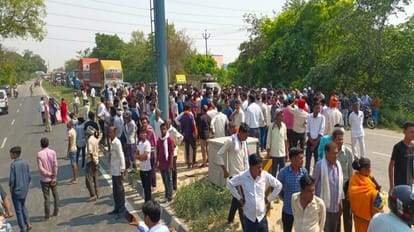 bareilly fire victim family members blocked lucknow highway outside Ashoka Foam Factory