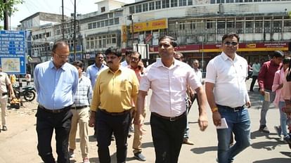 Bhopal News: भोपाल कलेक्टर ने ब्लैक स्पॉट का परीक्षण किया, अब हर सप्ताह होगी ट्रैफिक सुधारने की समीक्षा Bhopal News: Bhopal collector tested black spot, now every week there will be review to improve traffic