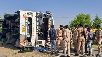 Jalaun Accident, Bus overturned on the highway, cleaner died and more than 40 injured