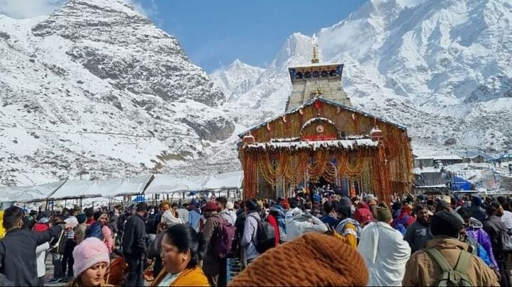 Char Dham Yatra 2023 Kedarnath temple shining with colorful lights at night Huge crowd of devotees Photos