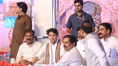 Bageshwar Dham News: Union Minister Jyotiraditya Scindia arrived to seek blessings from Dhirendra Shastri