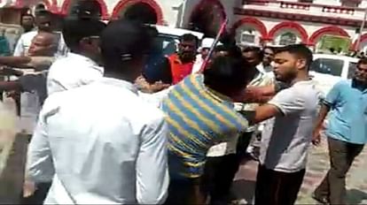 Jhansi: पार्किंग को लेकर हुआ दो पक्षों में पंगा, जमकर चले ताल-घूसे; एक का सिर फटा, दो का शांति भंग में चालान dispute over premium parking at Jhansi railway station one head split