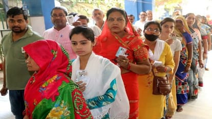 UP Nikay Chunav more than 55 percent voting in Shahjahanpur district