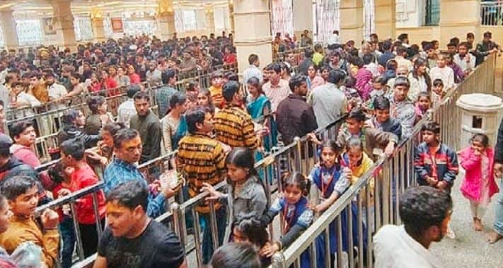 Devotees of Mahakal reached from hundreds of kilometers away, getting upset with VIP culture