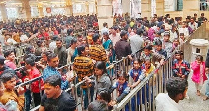 Devotees of Mahakal reached from hundreds of kilometers away, getting upset with VIP culture