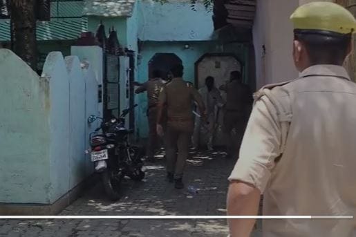 Azamgarh: Clash between two parties at the polling station of Wesley Inter College, police used lathis