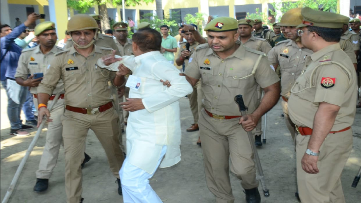 Nikay Chunav: Dispute between Independent candidate Jitendra and ASP Manish Mishra during polling in Baghpat