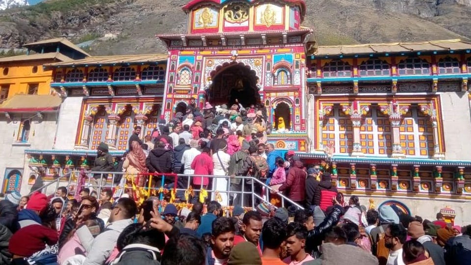 Chardham Yatra 2023: Huge Crowd of Pilgrims in Kedarnath and badrinath after weather clear photos