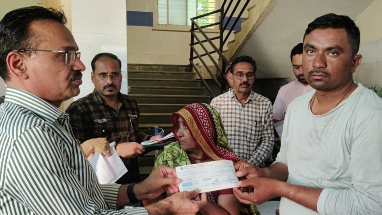 Khargone Accident: Checks for financial assistance handed over to the relatives of the deceased and the injure