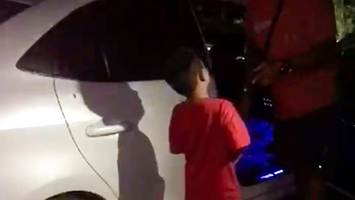 Malaysia: To buy a toy car, a six-year-old child took the three-year-old brother from the real car