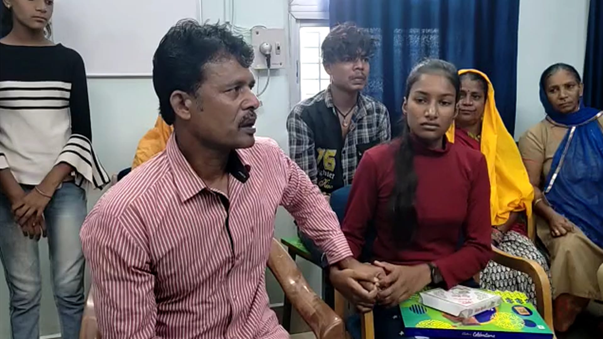 तीन साल बाद पिता-पुत्री मिलकर भावुक हो गए।