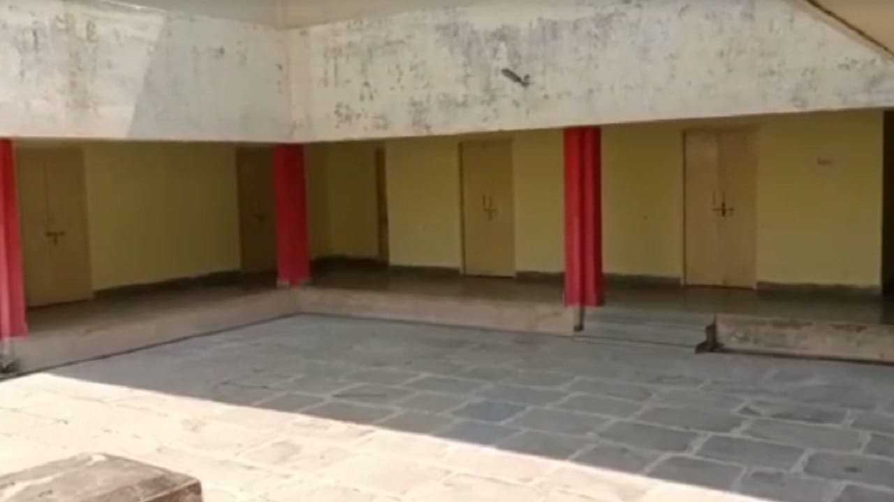 बंद पड़ा छात्रावास