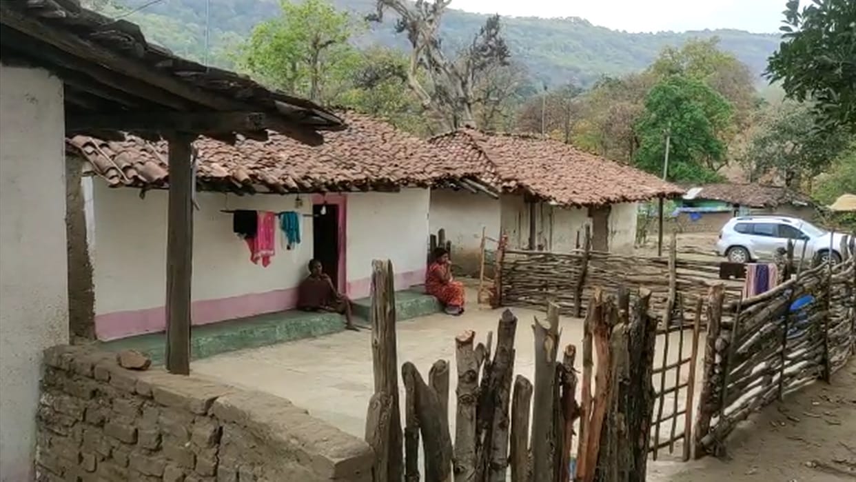 chhattisgarh villagers upset due to lack of mobile network in GPM