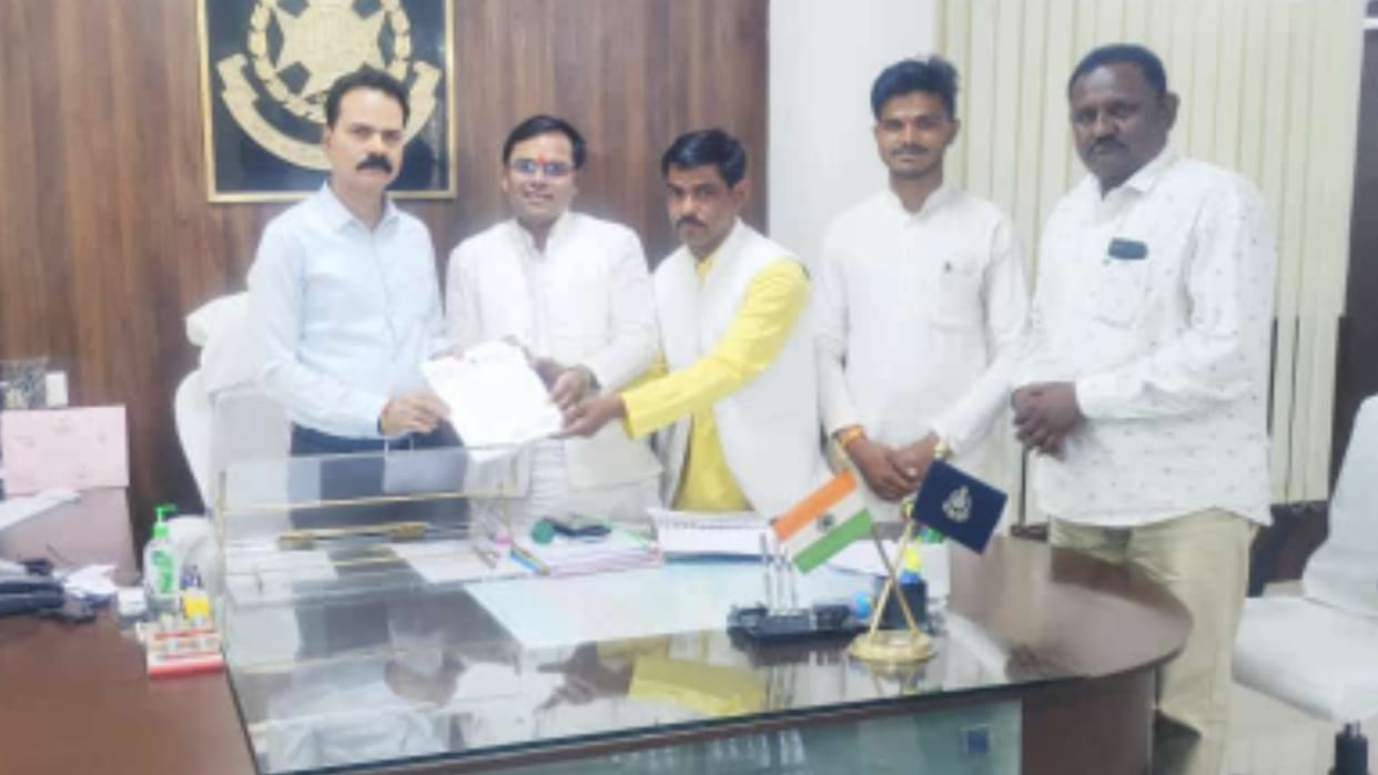 SP suspends SI who slapped BJP leader in rajgarh read more