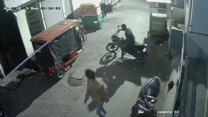 Thieves dominated in Ujjain; Motorcycle stolen from outside the house, incident captured in CCTV camera