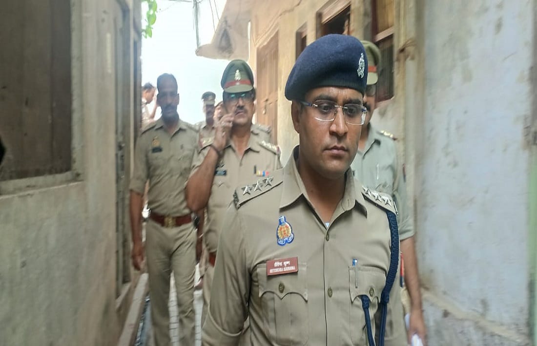 Police raids in ghazipur for search of father and son close to mafia Mukhtar Ansari