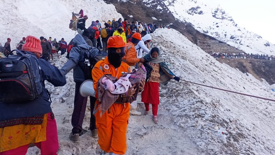 Kedarnath Dham Yatra 2023 NDRF jawans Help Pilgrims to cross iceberg zone