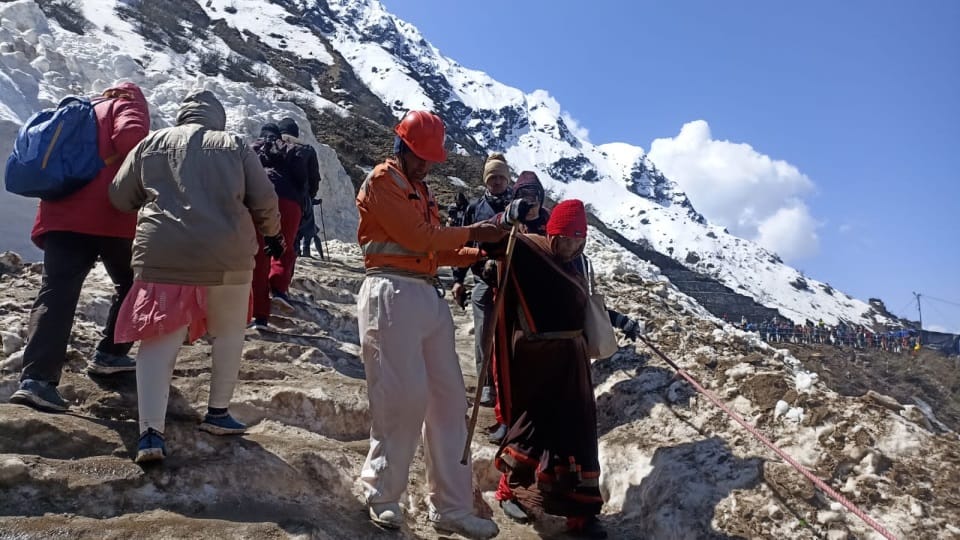 Kedarnath Dham Yatra 2023 NDRF jawans Help Pilgrims to cross iceberg zone