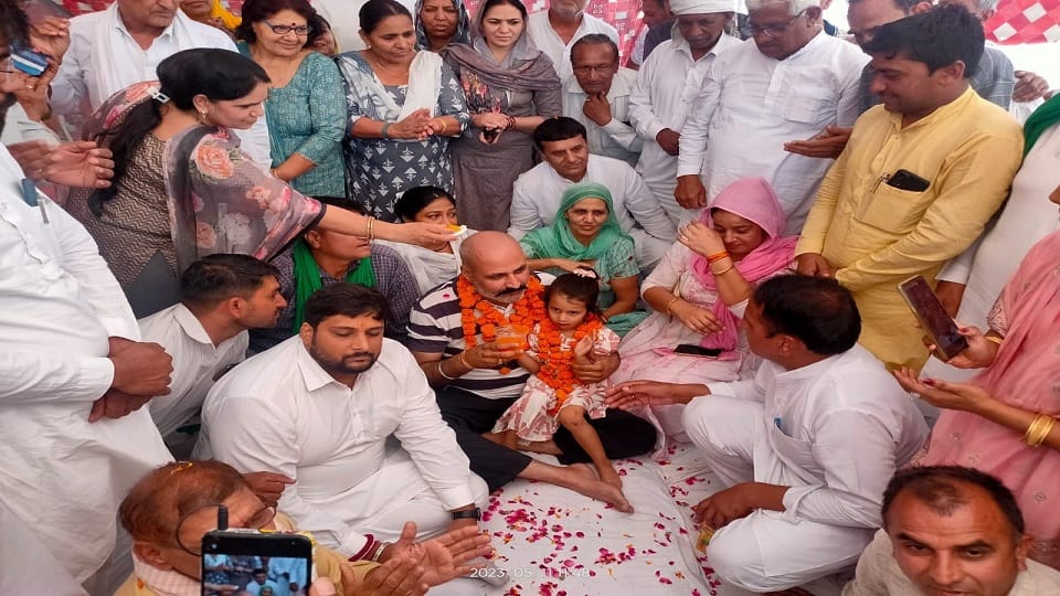 Jitendra Sheoran ends fast unto death, lays foundation stone for construction of Hisar Mill Gate Road