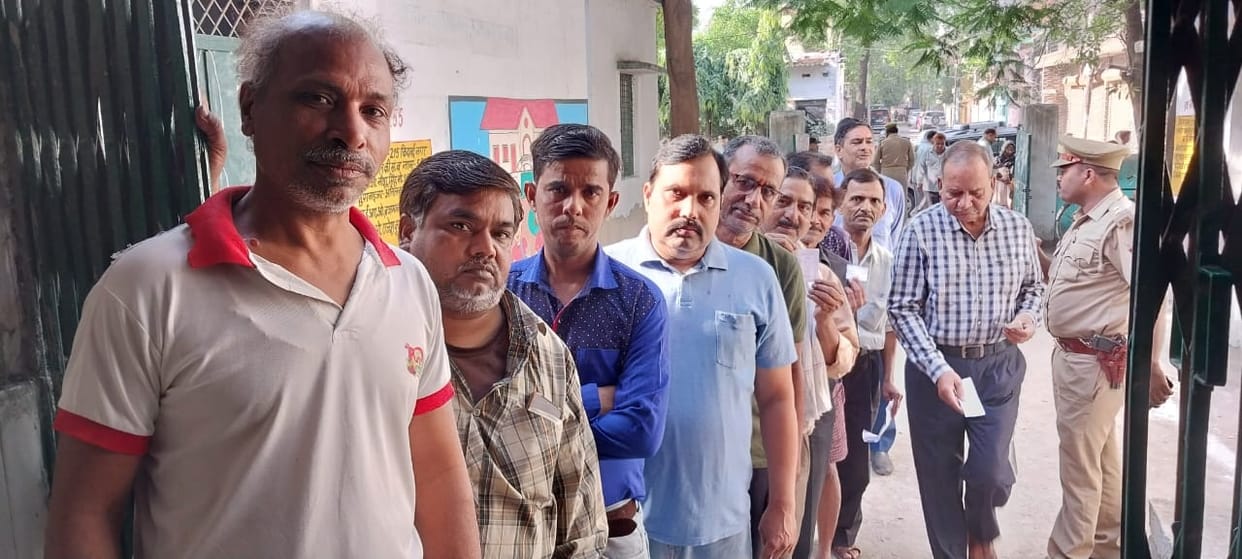 Kanpur Nikay Chunav, Voting started at 530 centers, EVM machines damaged at many places