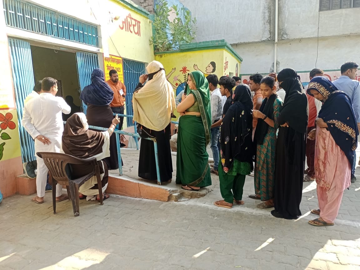 Auraiya Nikay Chunav, Voting continues at 207 polling places, fate of 606 candidates will be decided