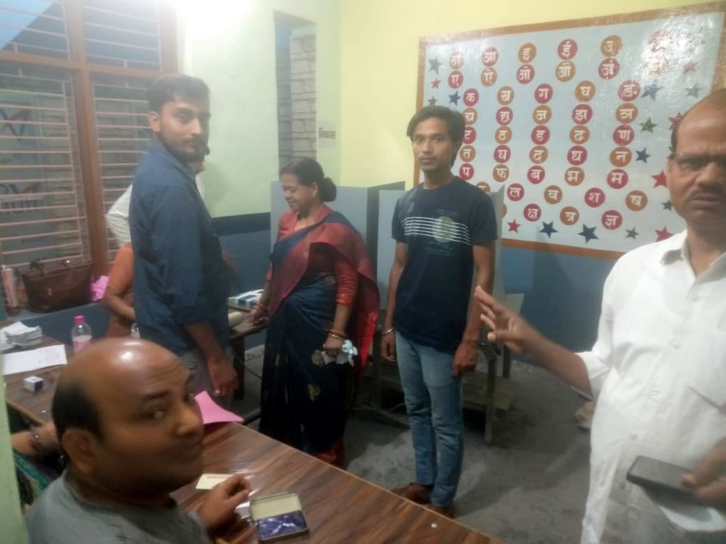 Kanpur Nikay Chunav, 42 EVMs of Mayor and 45 of Councilor betrayed, polling was affected here