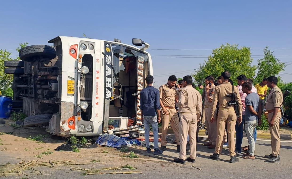 Jalaun Accident, Bus overturned on the highway, cleaner died and more than 40 injured