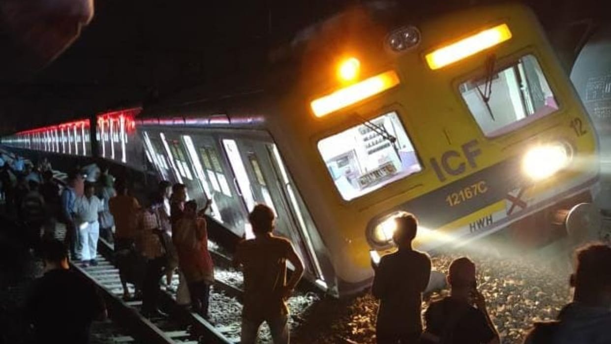 local train derailed near Saktigarh Railway Station Bardhaman West Bengal