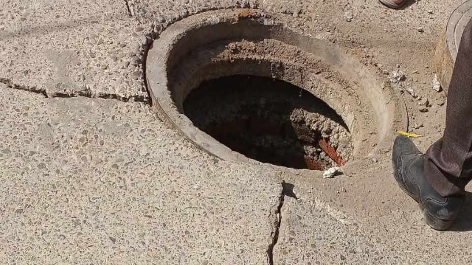 Cracks in road due to sewerage gas in Ludhiana of Punjab