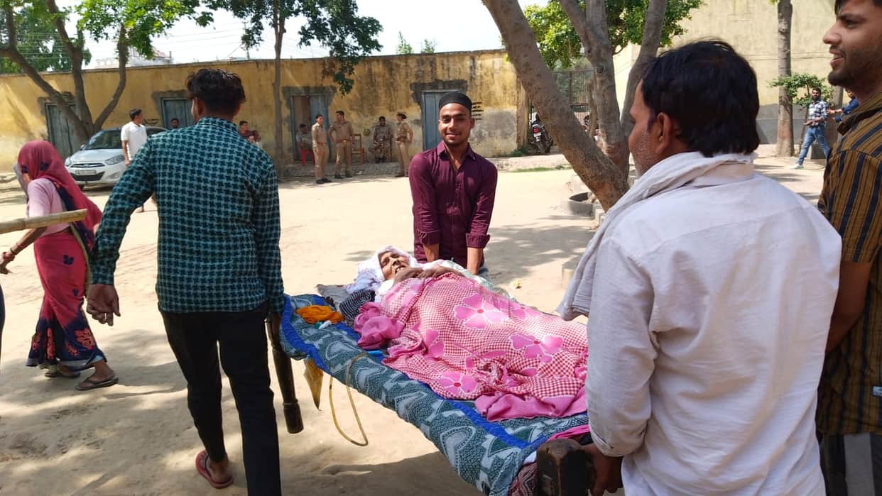 Meerut Nikay Chunav 2023: ninty-year-old Jamila casts her vote by reaching on a cot