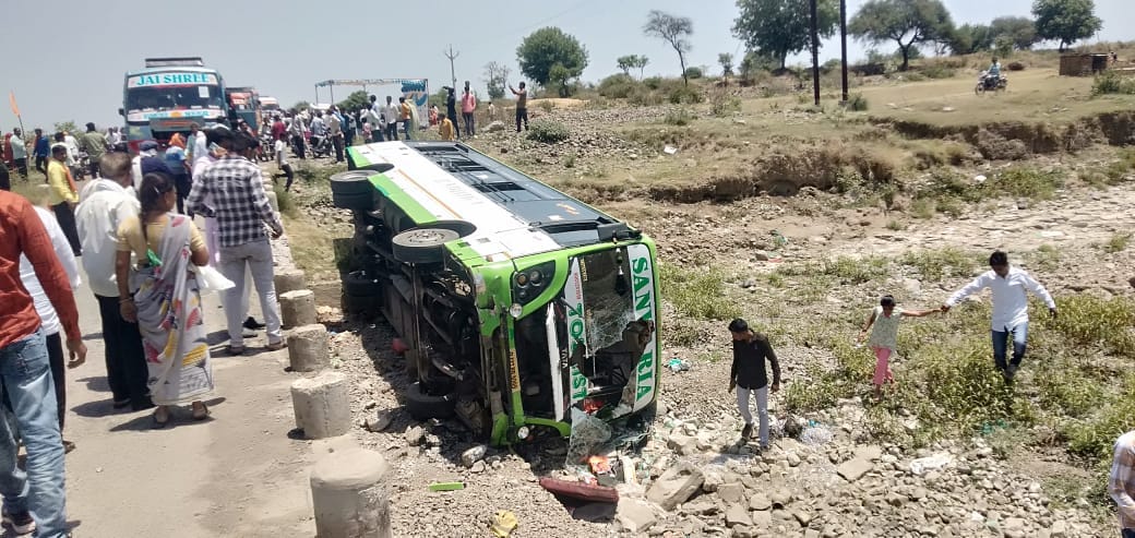 Mandsaur: The bus going to the Chief Minister's meeting overturned, five people were injured