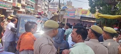 Police picked up BSP candidate from Purana Chowk BSP candidate accused of influencing voters in front of obser