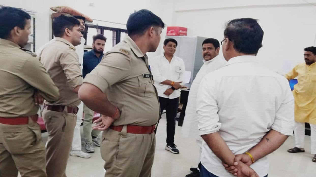 Nikay Chunav: Police beaten up by people during polling in Meerut and constable uniform torn