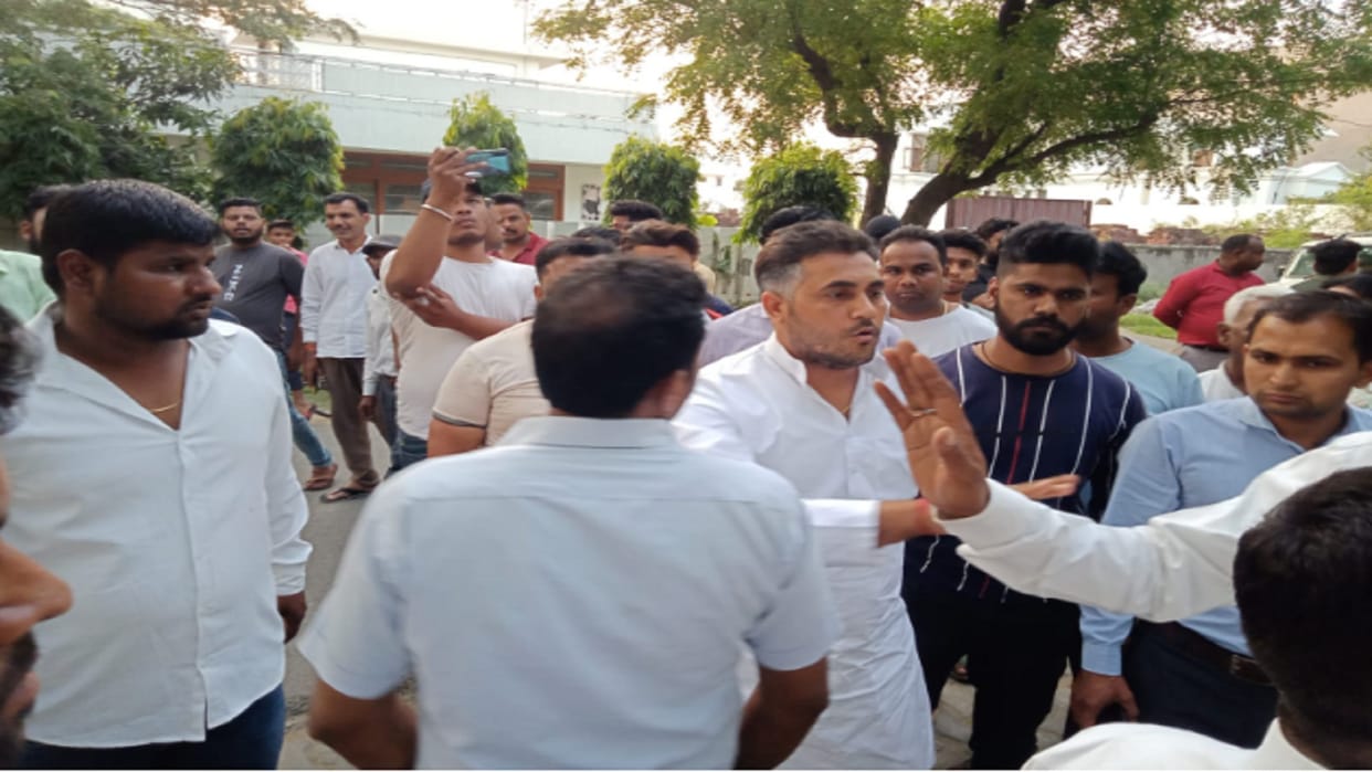 UP Nikay Chunav 2023 : Congress workers have ruckus against BJP MLC Dharmendra Bhardwaj for fake votes