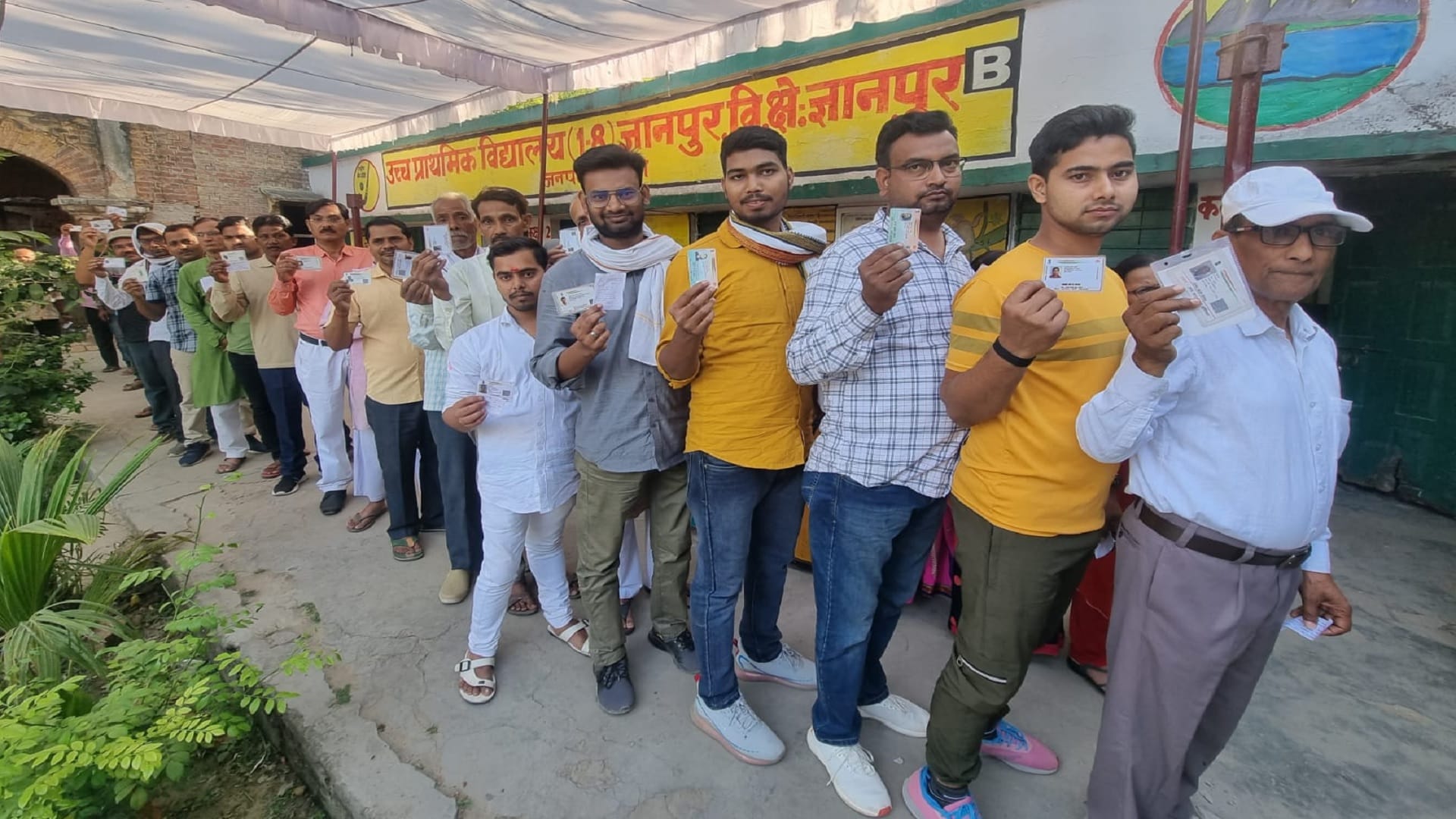 मतदान के लिए लाइन में खड़े मतदाता