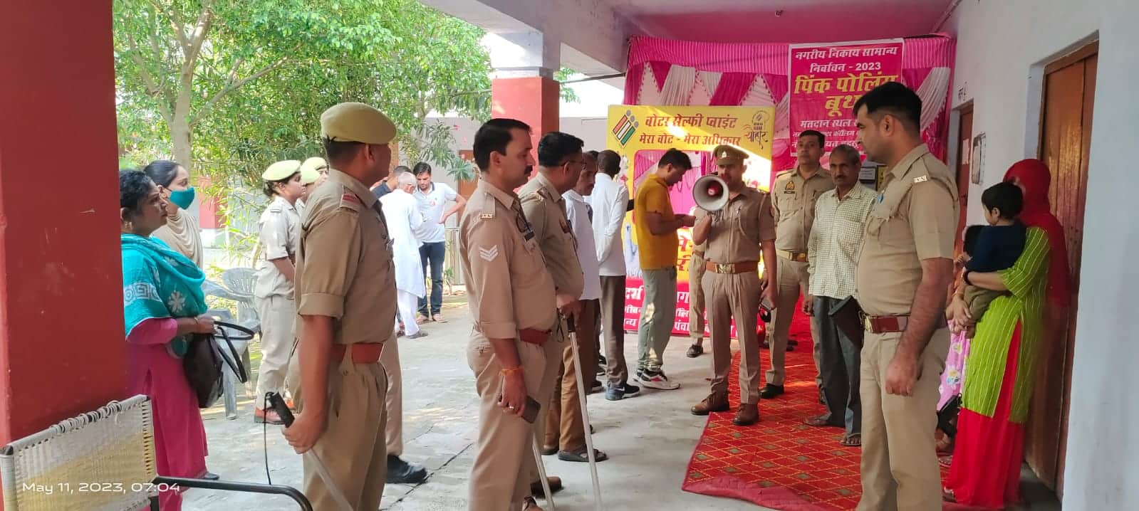 Meerut Nikay Chunav 2023: ninty-year-old Jamila casts her vote by reaching on a cot