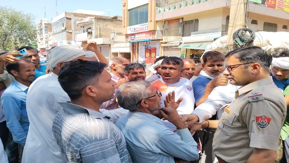 Mustard procurement started in Rewari after 13 days, farmers gathered with tractors