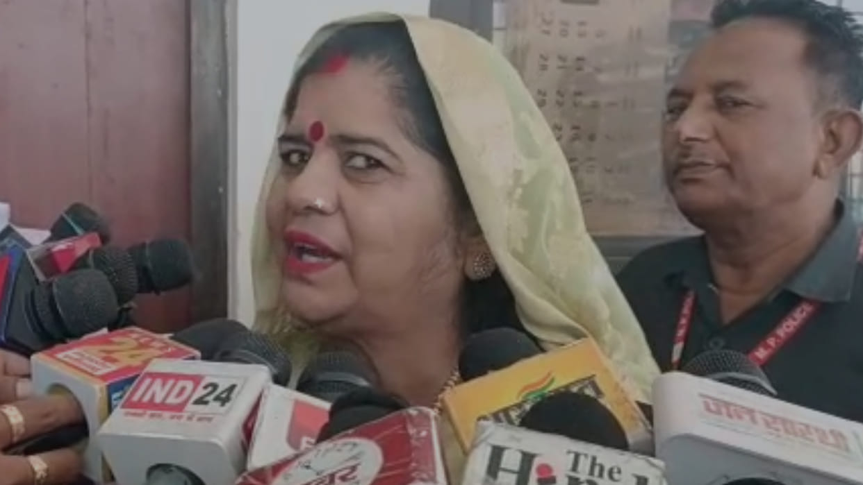 Gwalior: Former minister Imartidevi demanded Scindia to make Dabra a District