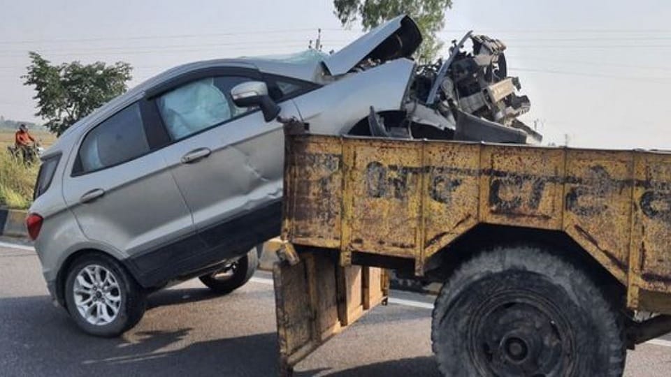 Trolley overturned due to car collision on Meerut Highway, woman killed, 19 including children injured