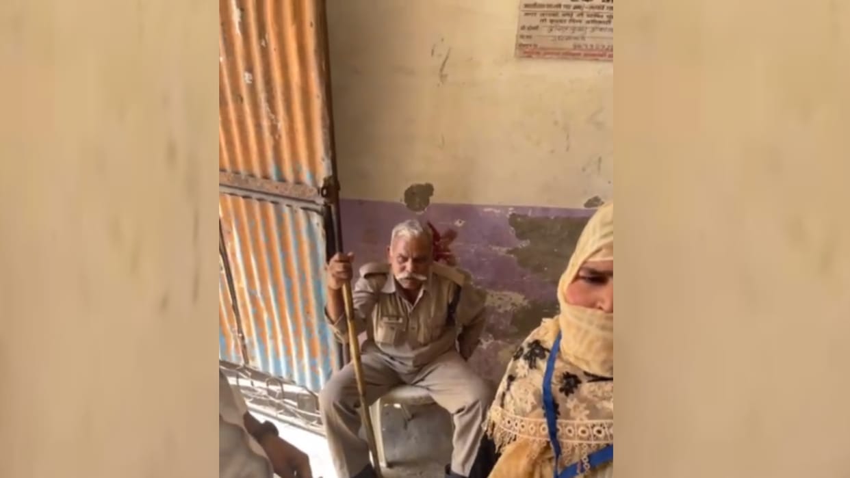 A video of giving money to police man went viral in rudauli ayodhya.