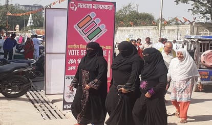 प के बीच मतदान के लिए जाती महिलाएं
