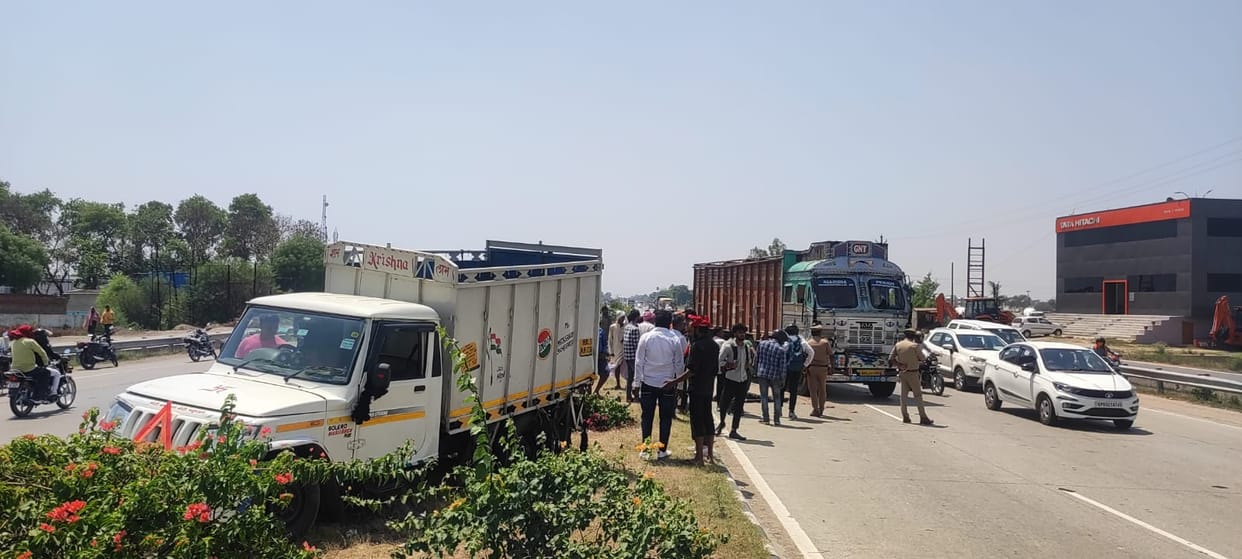 Varanasi Accident: Truck crushed the pickup driver who was changing tires on the roadside, painful death on th