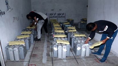 स्ट्रांग रूम में जमा ईवीएम